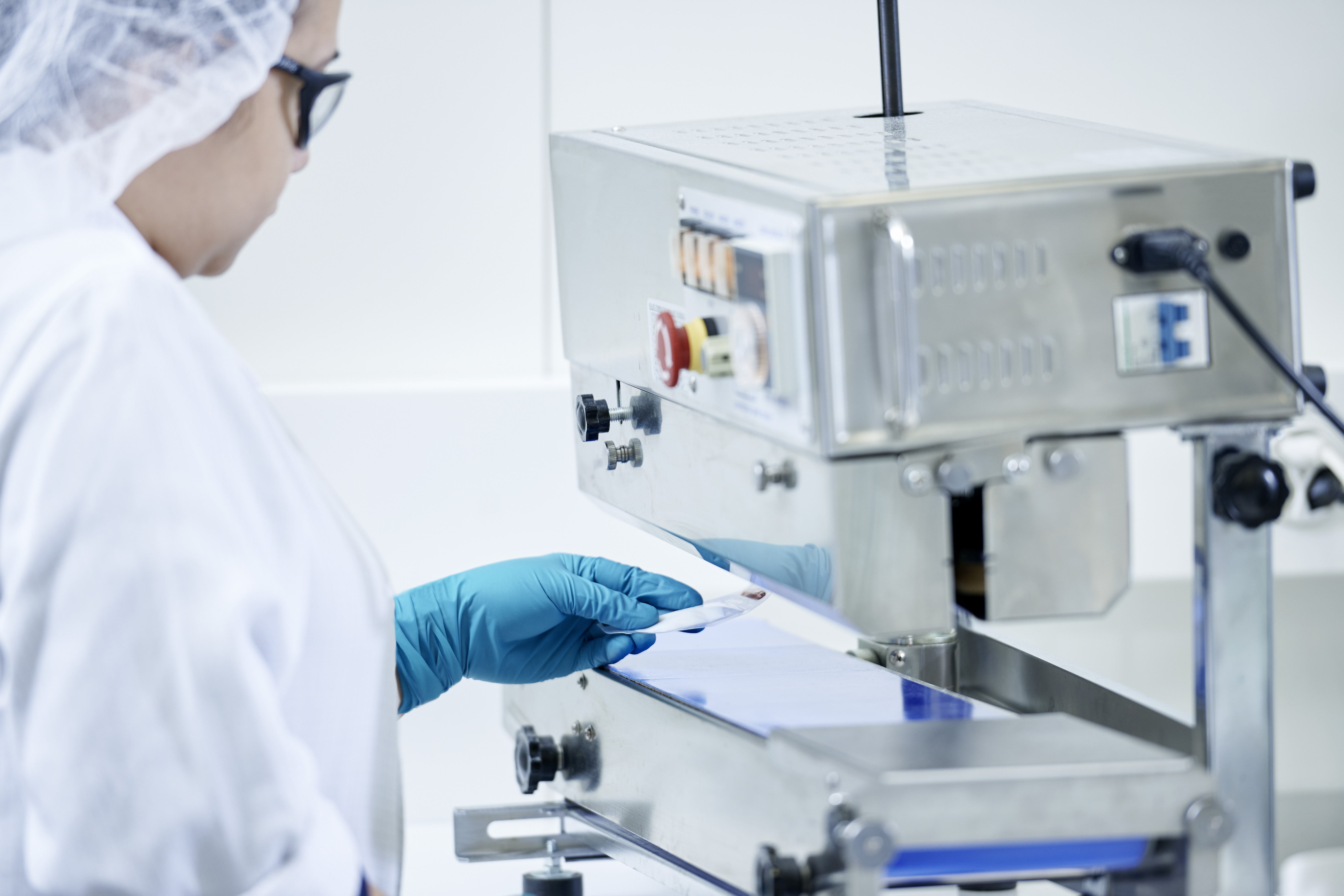 Adhesives and casting compounds